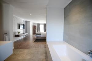 The Royal Bryanston客房内的一张或多张床位