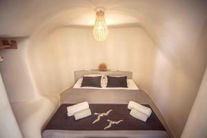 A bed or beds in a room at Santorini Villas