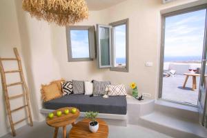 A seating area at Santorini Villas
