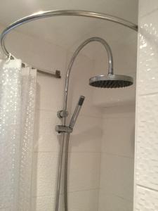 eine Dusche mit Duschkopf im Bad in der Unterkunft Garden flat 1 in Llandudno