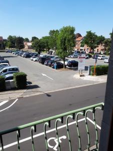una vista de un aparcamiento con coches aparcados en Guesthouse Dusart, en Hasselt