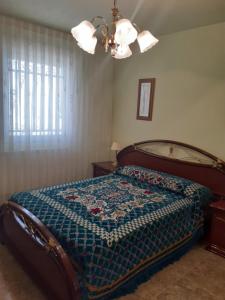 Un dormitorio con una cama con una colcha encima en Villa San Jorge, en Jaraba