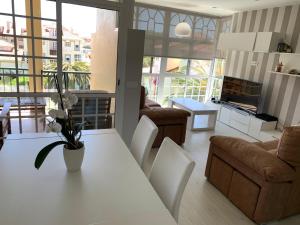 Część wypoczynkowa w obiekcie Apartamento de lujo en La Toja