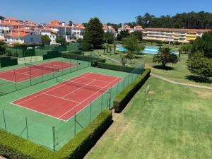 Tenis lub squash w obiekcie Apartamento de lujo en La Toja lub w pobliżu