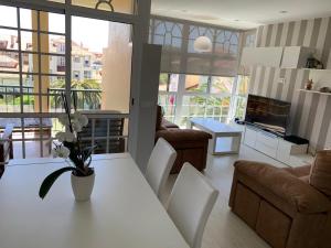 Część wypoczynkowa w obiekcie Apartamento de lujo en La Toja