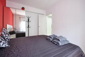 ein Schlafzimmer mit einem Bett mit Handtüchern darauf in der Unterkunft Ever House - ALCALA CIELO 1 ROOFTOP in Madrid