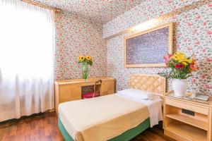 Postel nebo postele na pokoji v ubytování Albergo Italia