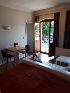 una camera d'albergo con un letto, un tavolo e una porta di Guesthouse Dusart a Hasselt
