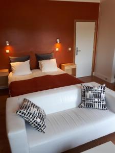1 dormitorio con 2 camas y sofá en Guesthouse Dusart, en Hasselt