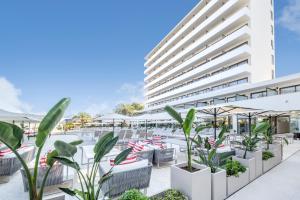 d'une terrasse avec des tables, des chaises et des plantes. dans l'établissement FERGUS Style Tobago - Adults Only, à Palma Nova