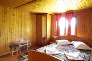 Postel nebo postele na pokoji v ubytování Pensiunea Dealul Frumos