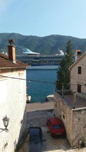 una vista de una masa de agua con coches estacionados junto a los edificios en Apartment Rosić en Perast