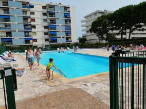a young child playing in a swimming pool at GL La Frégate in Cagnes-sur-Mer