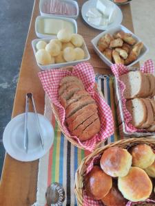 聖本圖－杜薩普卡伊的住宿－Reobote Chalés，一张桌子,上面有面包和糕点篮子