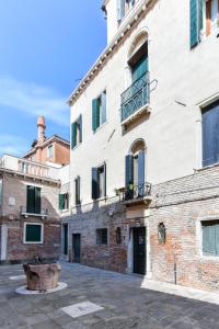 een oud bakstenen gebouw met een binnenplaats ervoor bij La Bauta in Venetië