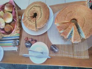 聖本圖－杜薩普卡伊的住宿－Reobote Chalés，一张桌子,上面放着三明治和一篮面包