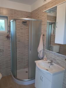 Bilik mandi di Apartment Butterfly Split - for rest and relaxation +37 gambar