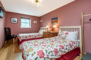 A bed or beds in a room at Kidwelly Farm Cottage