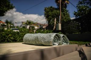 un asciugamano arrotolato seduto sopra un tavolo di Apartments Medora a Rovigno (Rovinj)