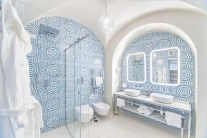 een badkamer met 2 wastafels en een spiegel bij Hotel Club Due Torri in Maiori