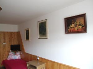 een kamer met een bed en een schilderij aan de muur bij Hostinec Na Návsi in Javorník