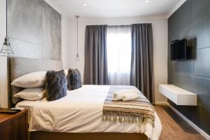 The Royal Bryanston客房内的一张或多张床位