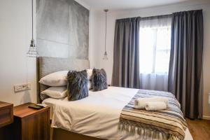 The Royal Bryanston客房内的一张或多张床位
