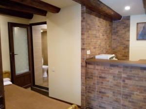 Ένα μπάνιο στο Low budget room with King Size bed +14 φωτογραφίες