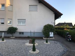 a house with a gravel yard in front of it at Casa Blanca 1 in Schwanau