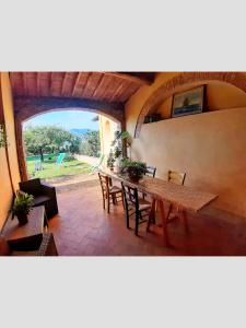 a dining room with a wooden table and chairs at B&B Glicine e Luna in Cascina