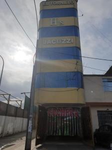 una torre azul y amarilla con un cartel. en HOSTAL EL TORNILLO, en Lima