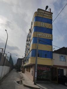 un bâtiment avec un panneau sur son côté dans l'établissement HOSTAL EL TORNILLO, à Lima
