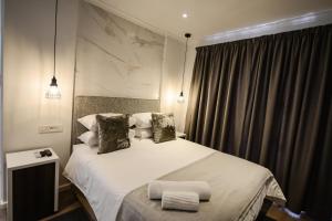 The Royal Bryanston客房内的一张或多张床位