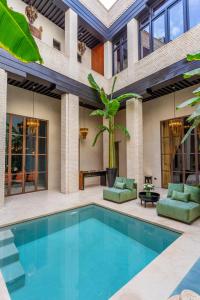 una piscina en el patio trasero de una casa en Riad Tajania, en Marrakech