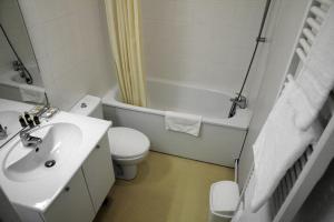 La salle de bains est pourvue d'un lavabo, de toilettes et d'une baignoire. dans l'établissement Résidences Guerlin, à Toulouse