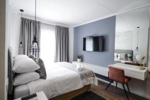 The Royal Bryanston客房内的一张或多张床位