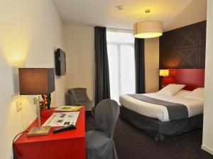 Postel nebo postele na pokoji v ubytování Logis Hôtel Le Central