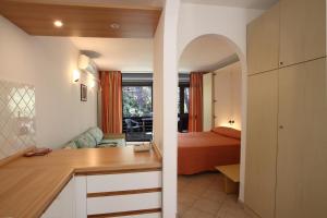 cocina y sala de estar con 1 cama en una habitación en Residence Casa Di Caccia, en Marina di Bibbona