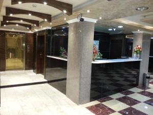 un vestíbulo con suelo a cuadros en un edificio en Nahas Plaza, en Irbid