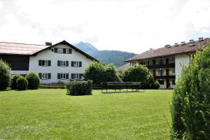 een park met een bankje voor een gebouw bij Alpenflair Ferienwohnungen Whg. 226 Wiesacker in Oberstdorf