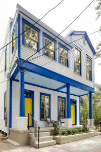 紐奧良的住宿－Sonder at Uptown，蓝色的白色房子,设有黄色的门