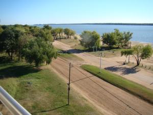 une vue sur une route à côté d'une masse d'eau dans l'établissement NorthBeach ::: Dpto. 7, à Colón