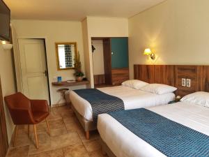 Postel nebo postele na pokoji v ubytování Hostellerie De Bretonnière - Groupe Logis Hotels + 49 fotografií