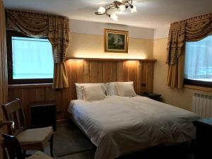 Rúm í herbergi á Hotel L' Aiglon