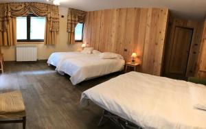 Rúm í herbergi á Hotel L' Aiglon