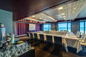 una grande sala da pranzo con un lungo tavolo e sedie di Royal Beach Hotel Tel Aviv by Isrotel Exclusive a Tel Aviv Altre 37 foto