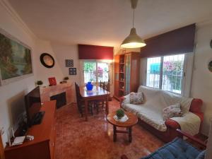 - un salon avec un canapé et une table dans l'établissement Chalet Santa Oliva, à Santa Oliva