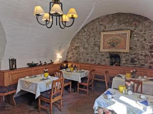 un comedor con mesas y sillas y una lámpara de araña en Hotel Schrannenhof, en Klosterneuburg