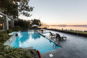 Bazén v ubytování Park Lake Luxury Hotel nebo v jeho okolí