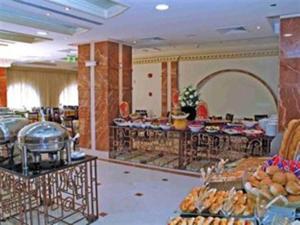 A restaurant or other place to eat at Durrat Al Eiman Hotel